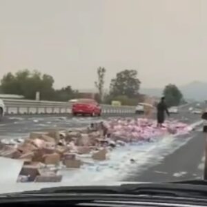 Accidente en la México-Pachuca: vecinos se llevan cajas de leche de camión volcado
