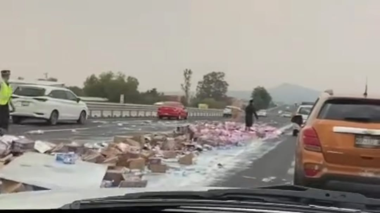 Accidente en la México-Pachuca: vecinos se llevan cajas de leche de camión volcado