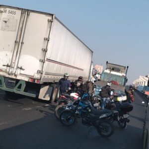 Accidente en la México-Puebla: motociclista queda debajo de tráileres hacia CDMX