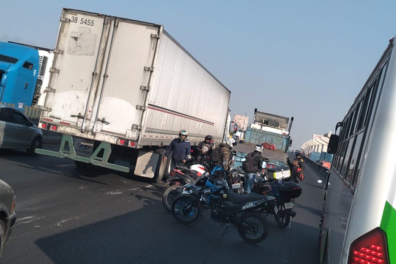 Accidente en la México-Puebla: motociclista queda debajo de tráileres hacia CDMX
