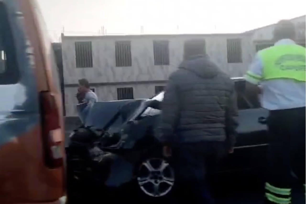 Accidente en la México-Puebla hoy: camioneta choca con combi de pasajeros hacia CDMX