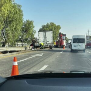 Accidente México-Querétaro hoy: camioneta se estrella con barrera de contención