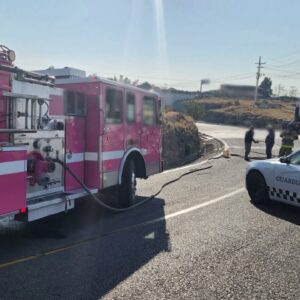 Accidente en la México-Querétaro hoy: pipa se vuelca en Huichapan