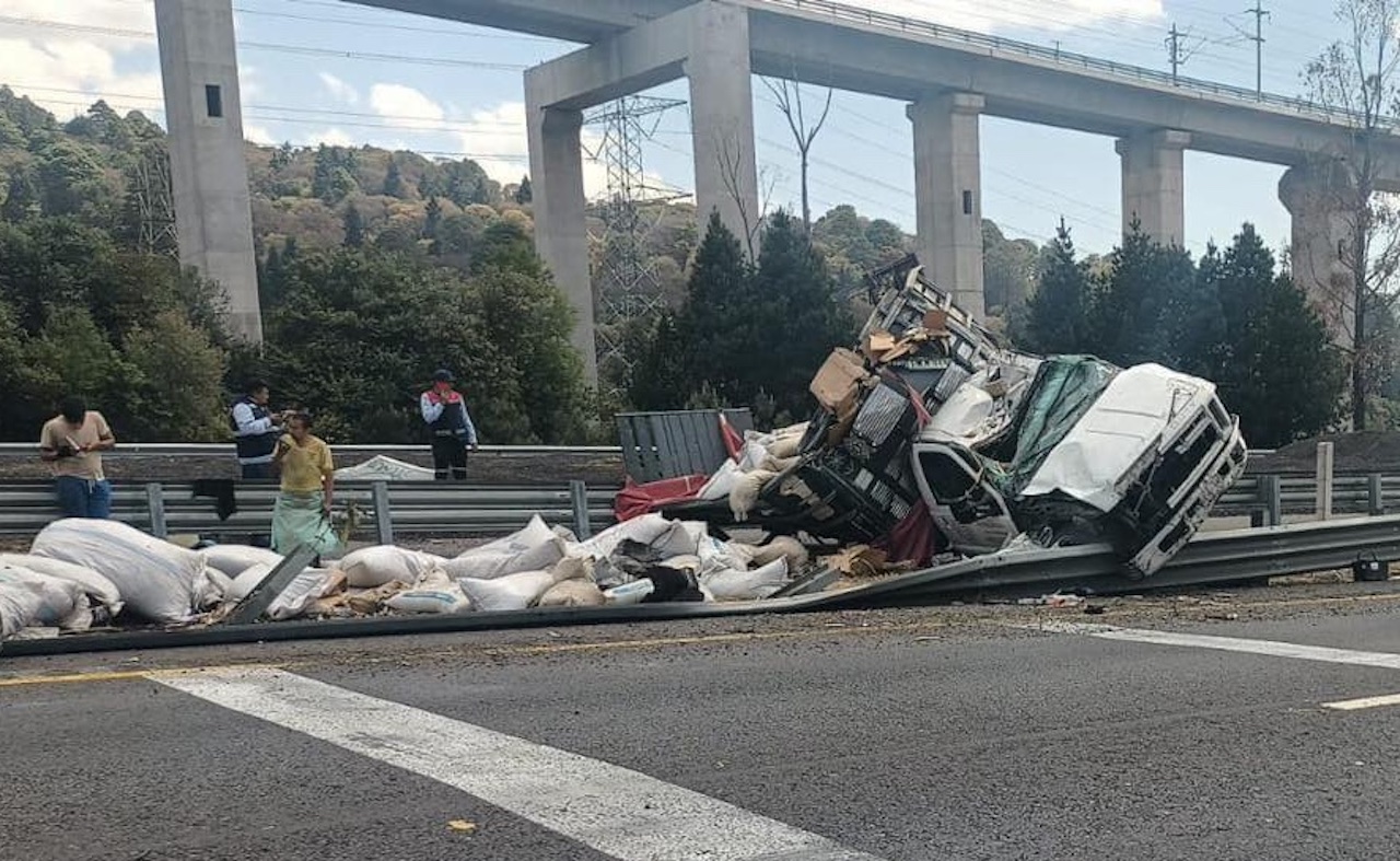 Accidente en la México-Toluca: camioneta vuelca en Ocoyoacac