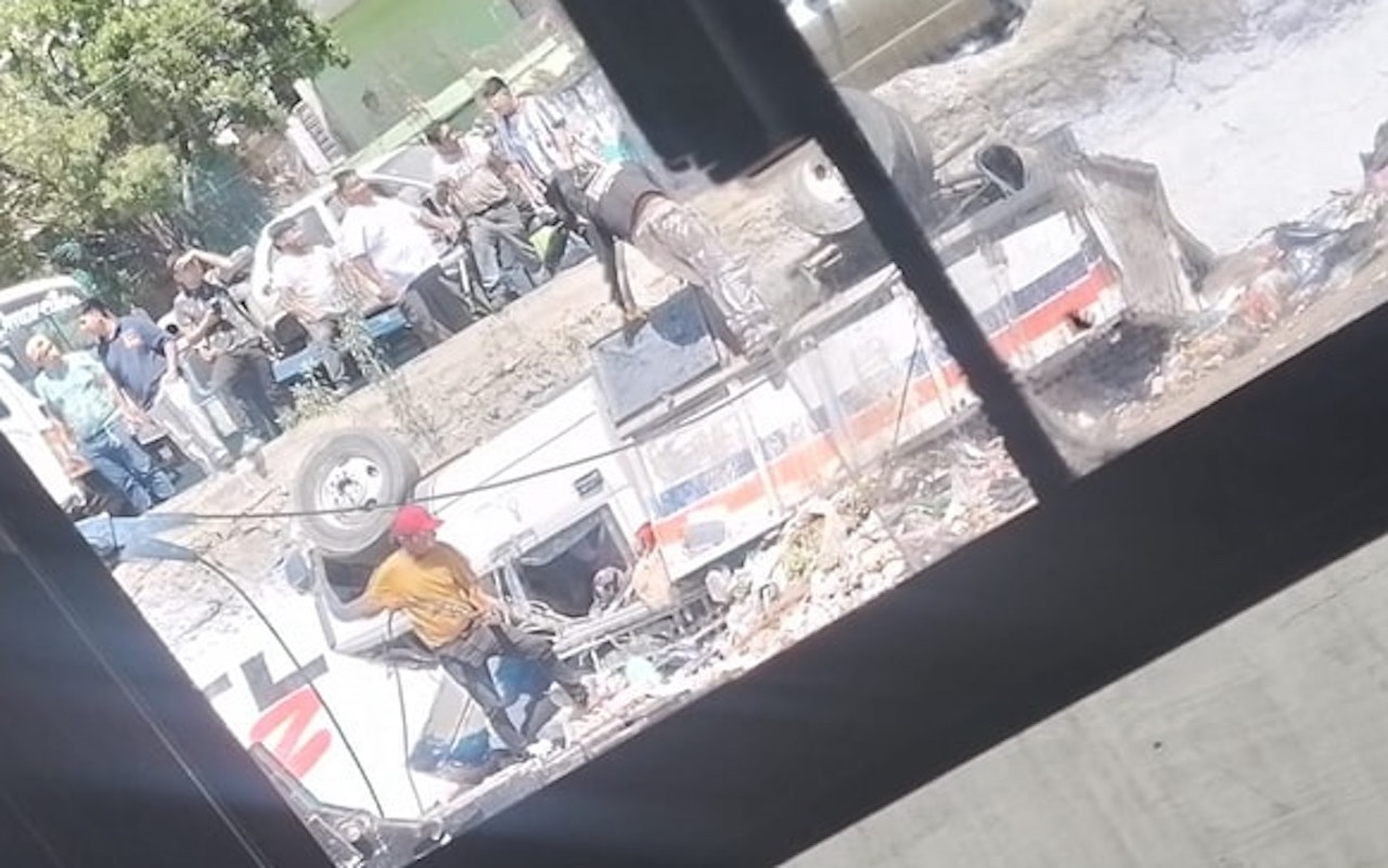 Camión con basura vuelca en el boulevard Luis Donaldo Colosio, Naucalpan