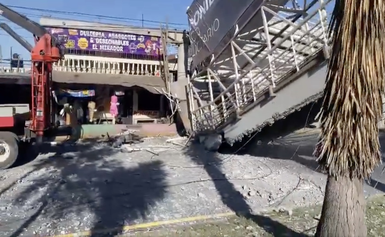 Accidente en San Nicolás: grúa tira un puente peatonal en Nuevo León