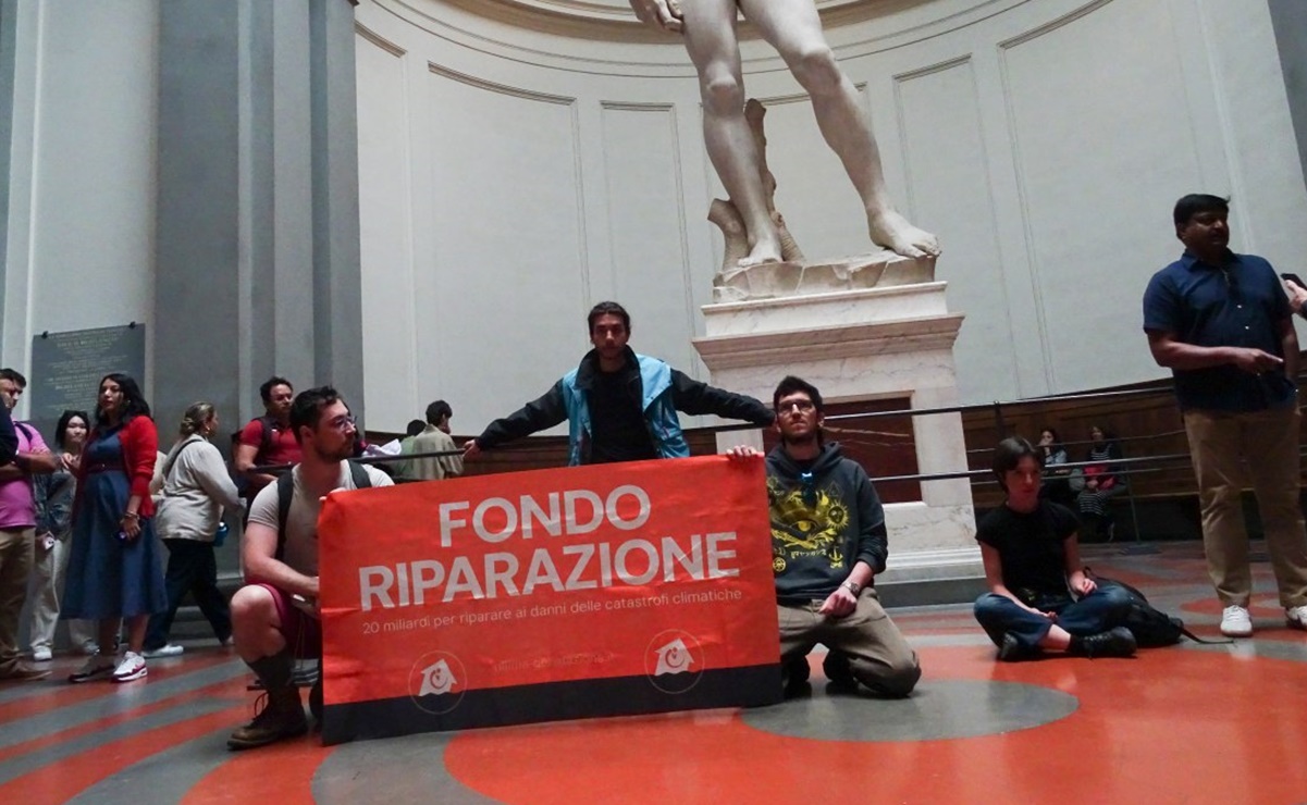 Activistas se encadenan bajo el David de Miguel Ángel en Florencia