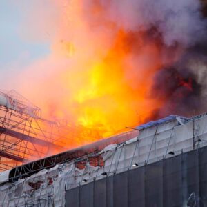 Incendio en la antigua bolsa de Copenhague: aguja de edificio se derrumba
