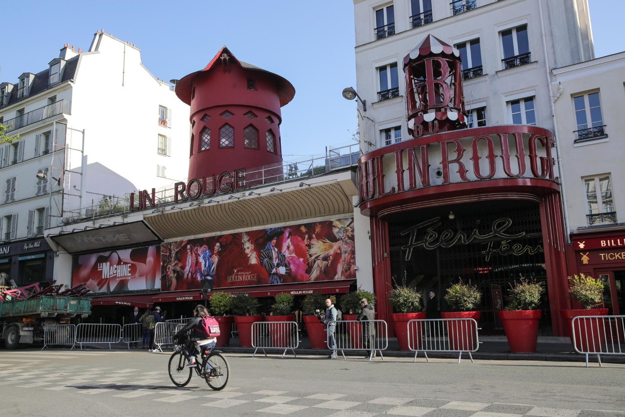 Se desploman las aspas del Moulin Rouge, un símbolo de París