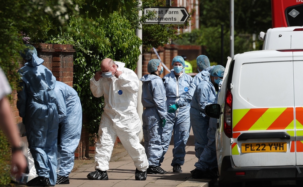 Ataque en Londres: hombre armado con espada mata a niño de 14 años y hiere a cuatro personas