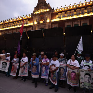 Padres de los normalistas de Ayotzinapa instalan plantón en el Zócalo
