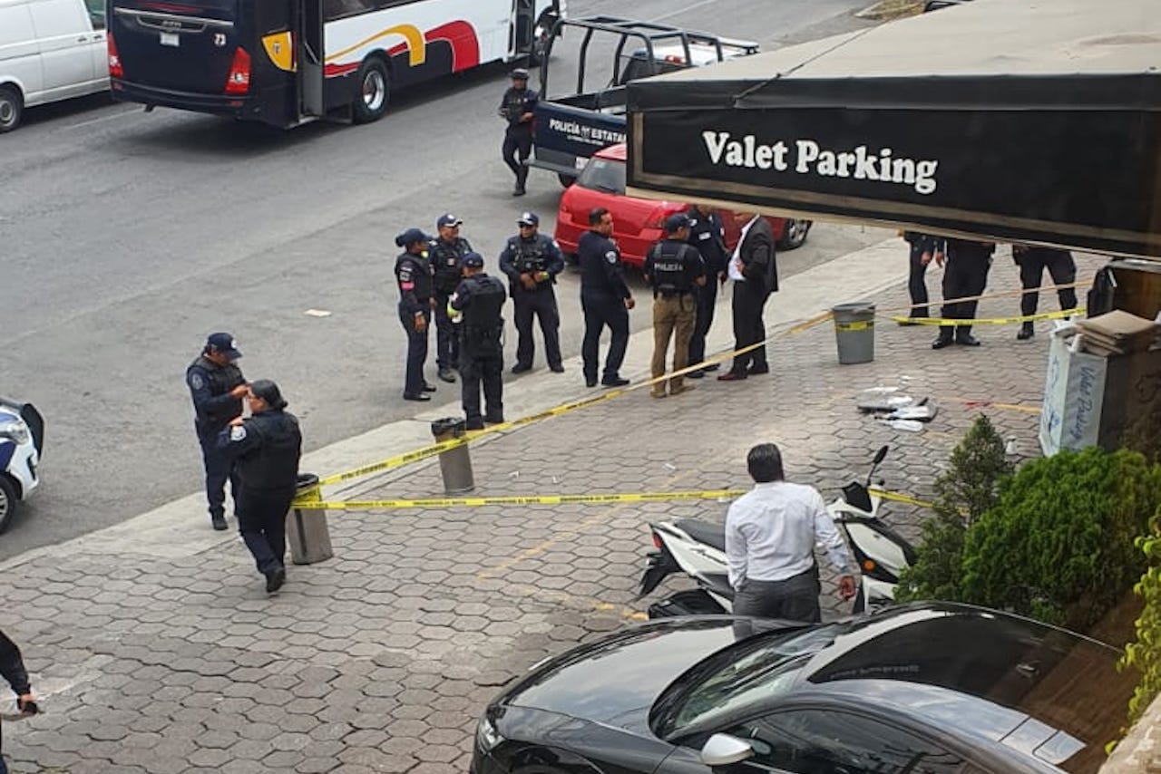 Hombre es atacado a disparos afuera de restaurante en Ciudad Satélite, Naucalpan