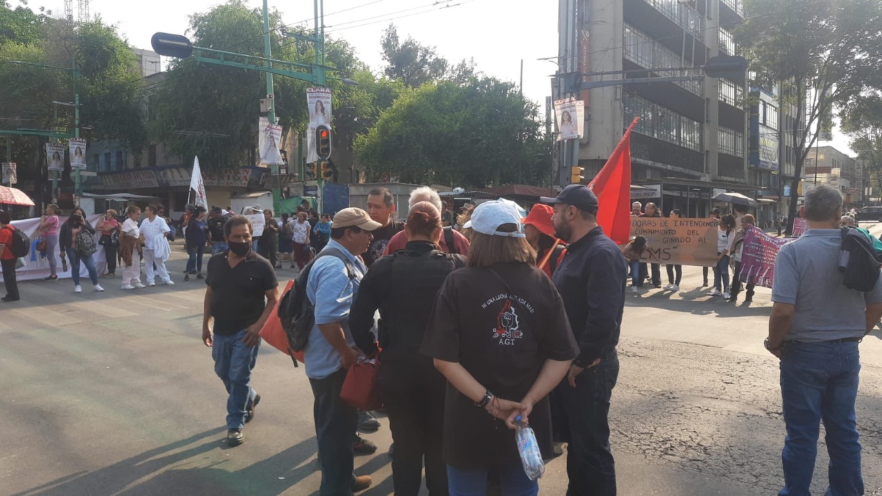 Trabajadores realizan un bloqueo sobre Eje Central y Fray Servando por mejoras laborales