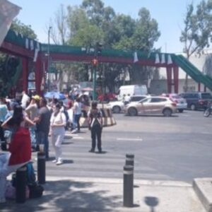 Trabajadores de la Secretaría de Salud bloquean Insurgentes Norte para exigir basificación