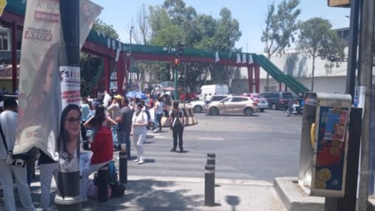 Trabajadores de la Secretaría de Salud bloquean Insurgentes Norte para exigir basificación