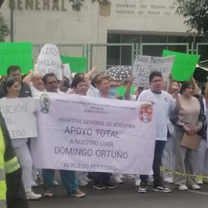 Personal médico exige mejoras laborales con bloqueo en Lopez Mateos, Atizapán