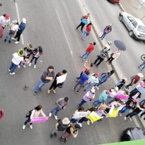 Empleados exigen reapertura de fábrica con bloqueo en la México-Pachuca