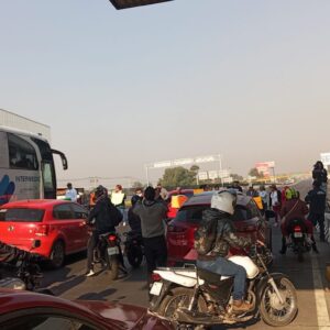 Manifestantes bloquean la autopista México-Puebla, en Ixtapaluca
