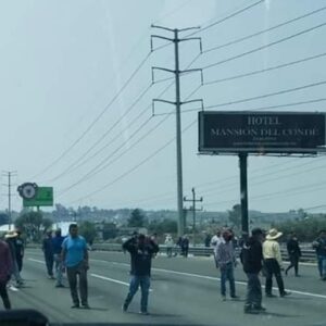 Pobladores exigen cierre de pozo con bloqueo en la México-Puebla