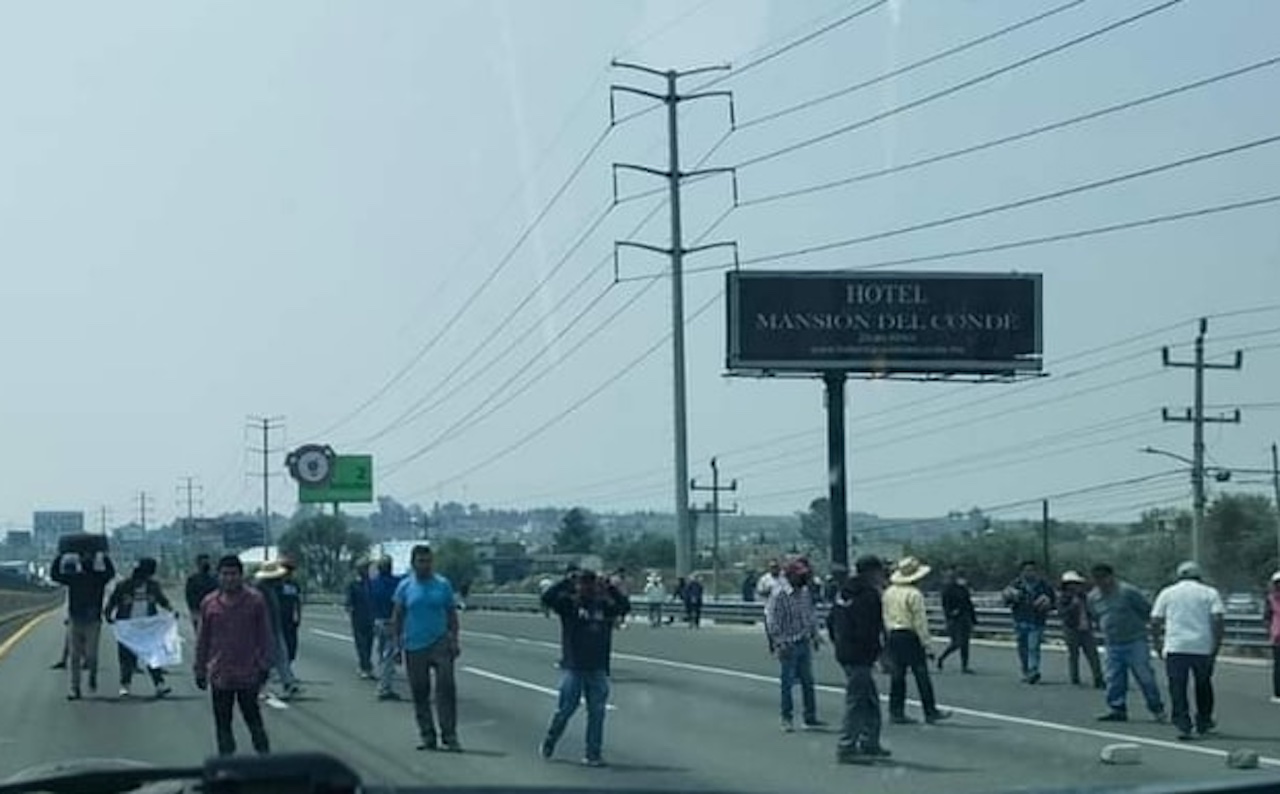 Pobladores exigen cierre de pozo con bloqueo en la México-Puebla