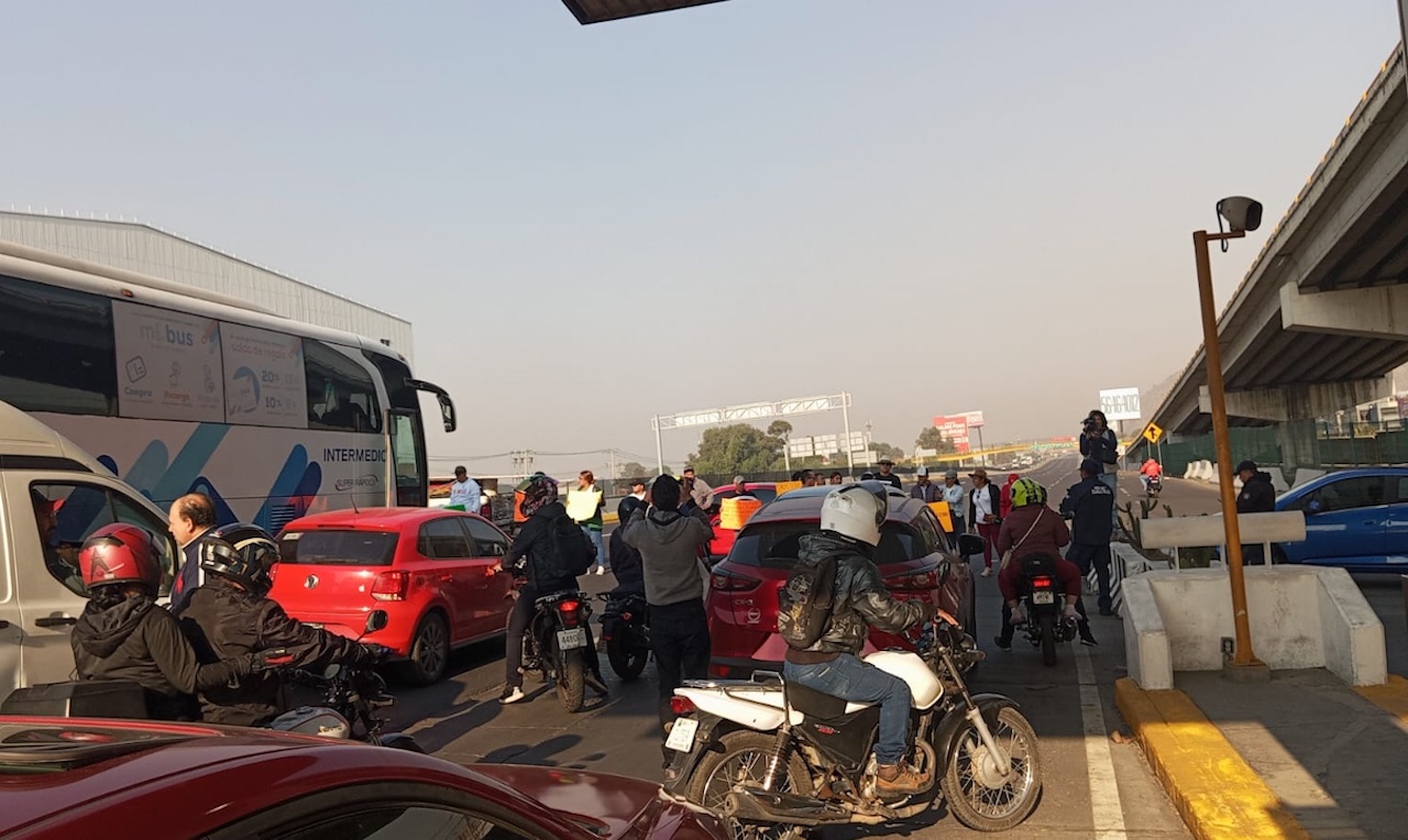 Manifestantes bloquean la autopista México-Puebla, en Chalco