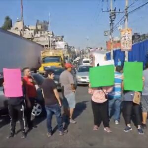Bloqueo en Naucalpan: comerciantes cierran avenida Río Hondo