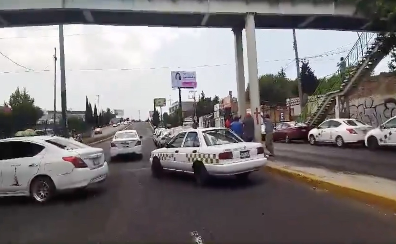 Bloqueo en Paseo Tollocan hoy: taxistas protestan en Toluca