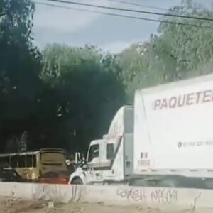 Camión se descompone en la Chamapa-Lechería y genera caos vial