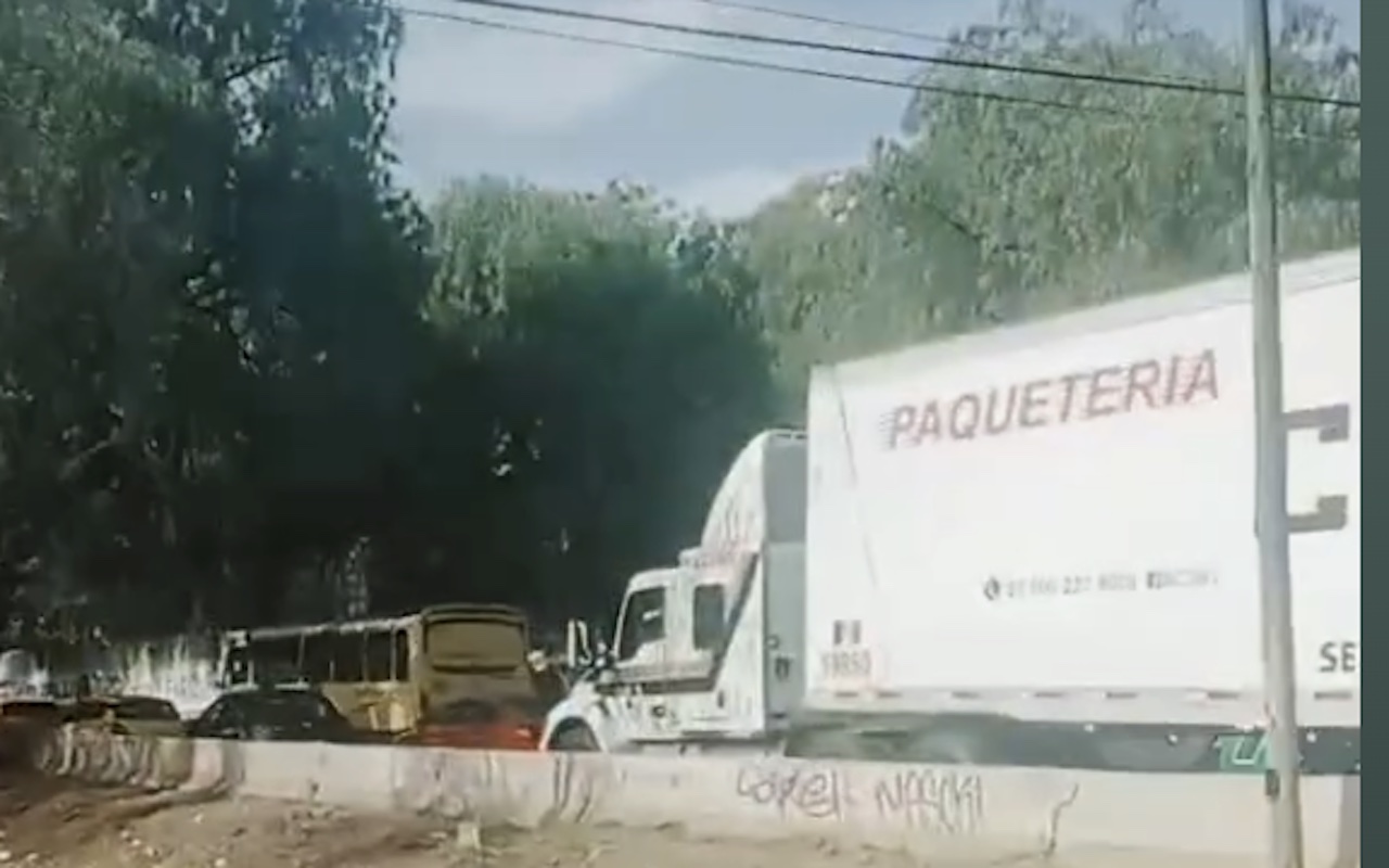 Camión se descompone en la Chamapa-Lechería y genera caos vial