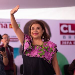 Clara Brugada recibe el bastón de mando de pueblos originarios