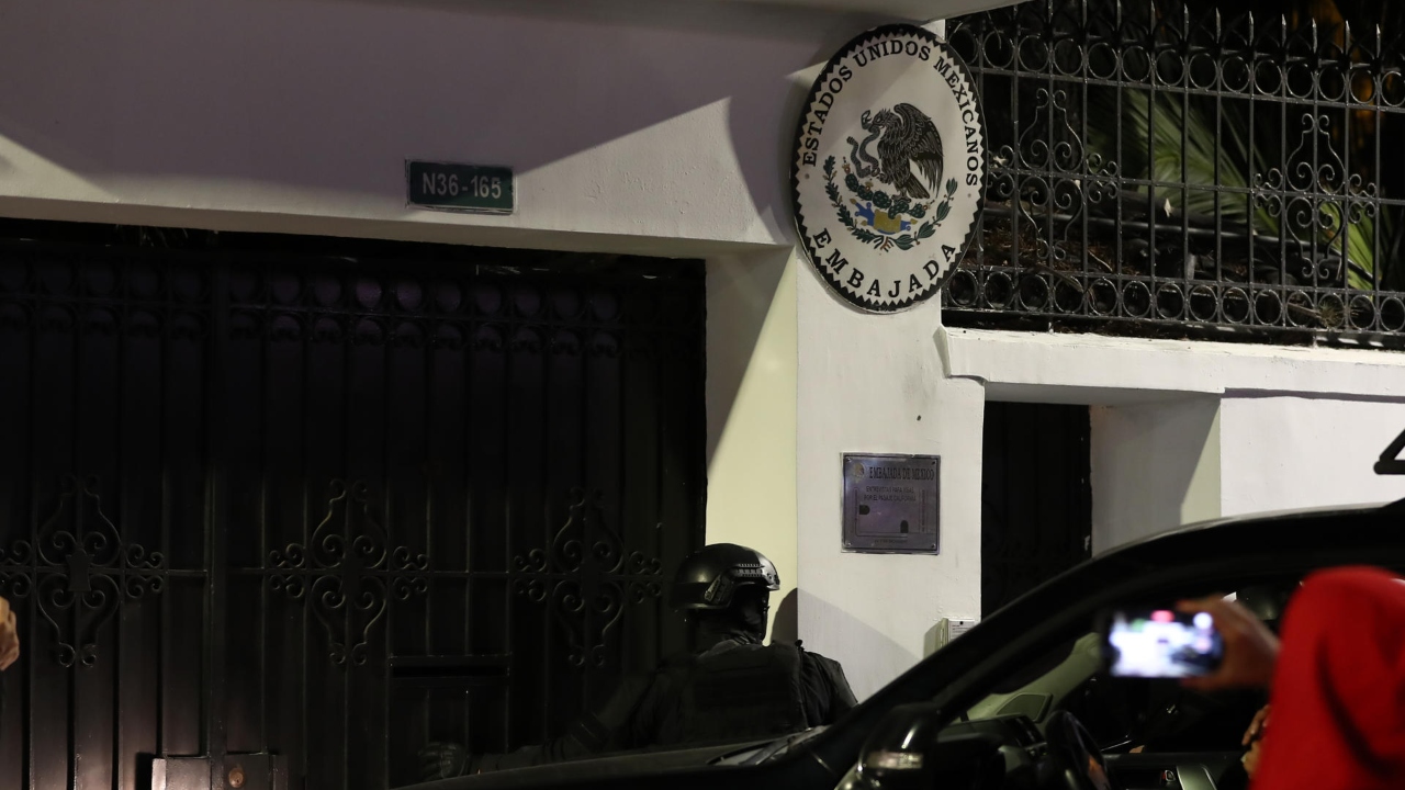 EU sube el tono tras queja de AMLO: condena asalto a Embajada de México en Ecuador