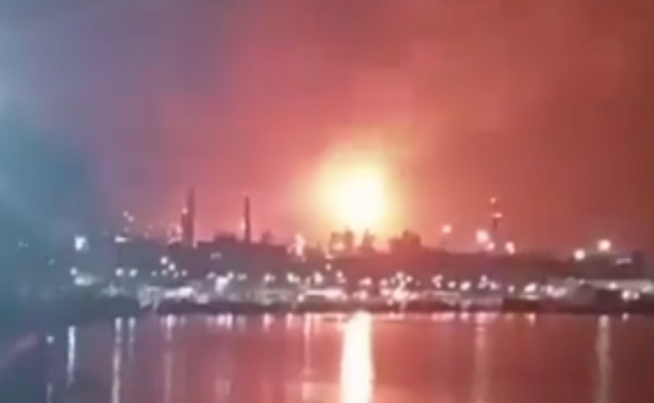 Explosión e incendio se registra en la refinería de Pemex en Minatitlán, Veracruz