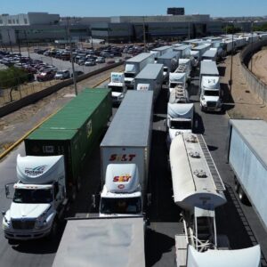 Texas bloquea exportaciones mexicanas ante incremento en el flujo de migrantes