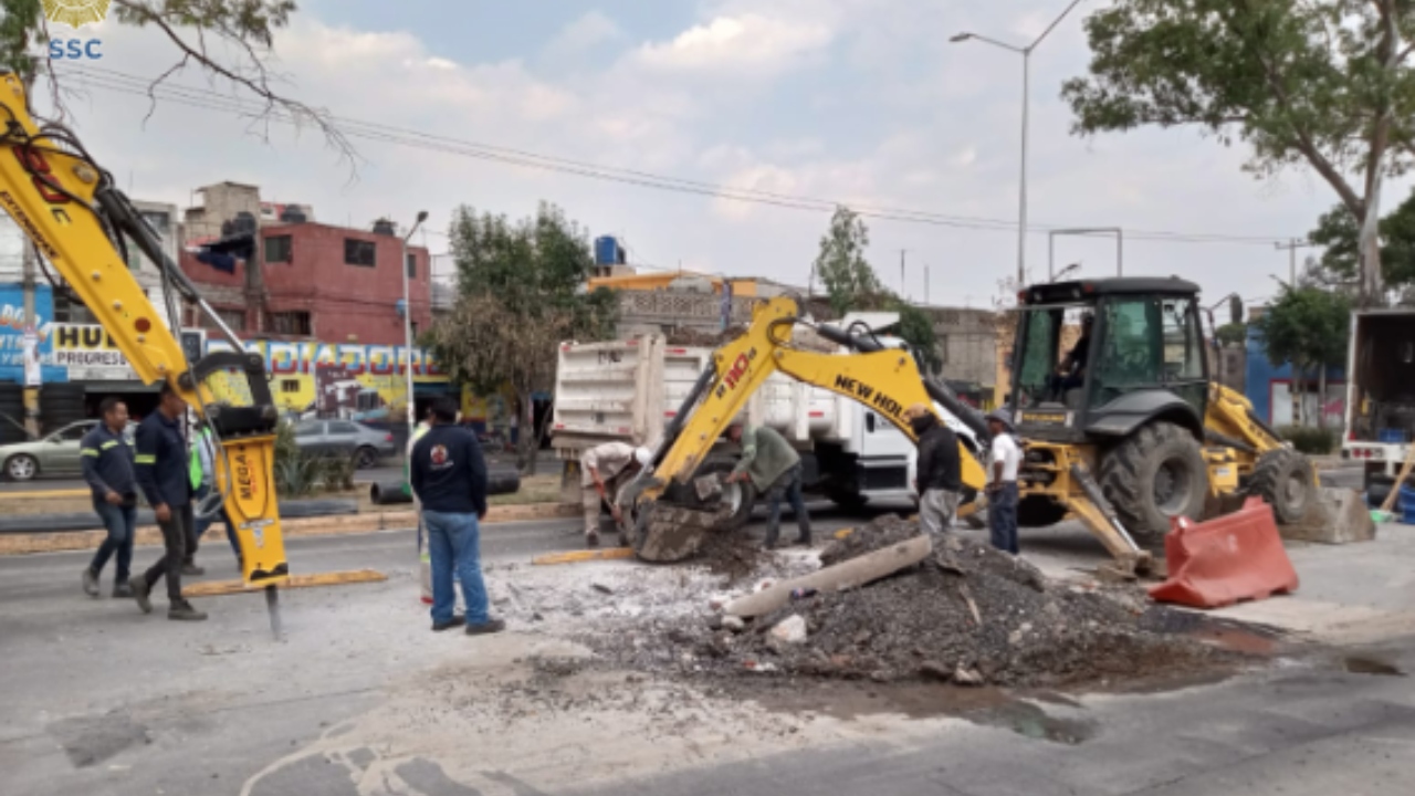 Fuga de agua provoca socavón en la alcaldía Gustavo A. Madero, CDMX