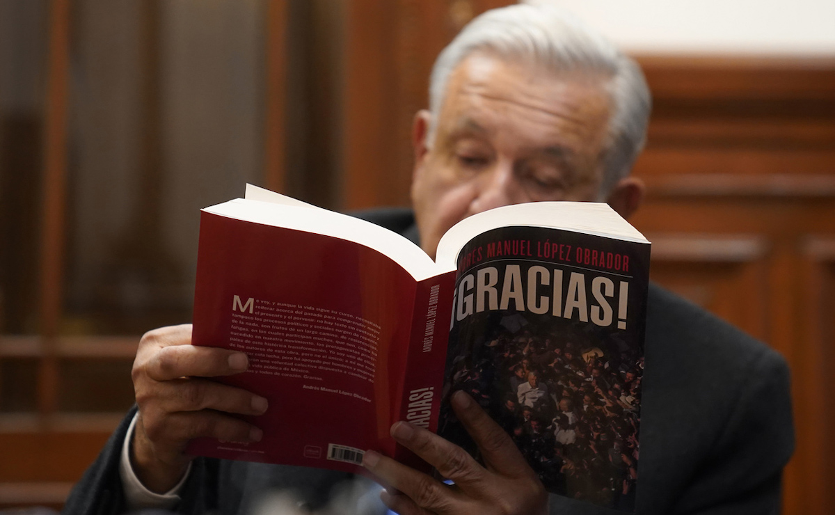 Tribunal Electoral desecha queja de Xóchitl contra libro de AMLO; él celebra