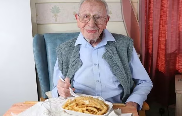 El hombre más longevo del mundo dice que llegar a los 111 años es ‘pura suerte’