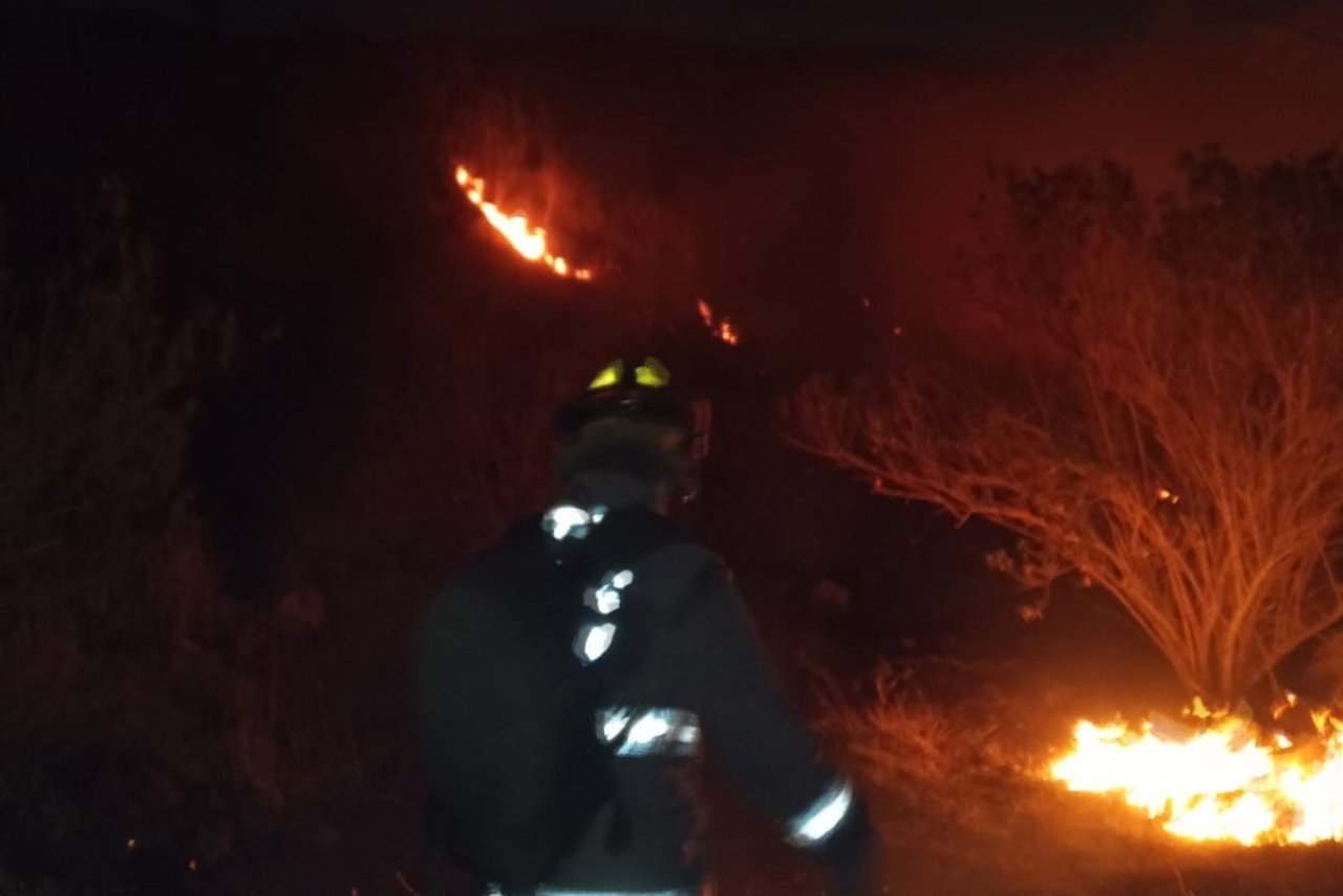 Incendio límites de Tlalnepantla y Tultitlán: se quema Cerro de Guadalupe