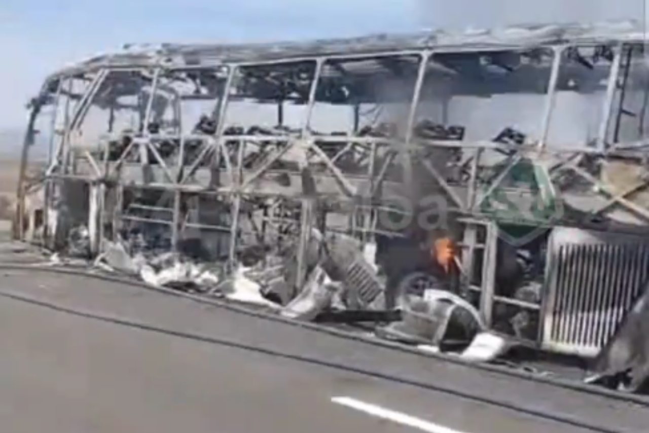 Autobús de pasajeros se incendia en autopista de Sinaloa; reportan 4 muertos
