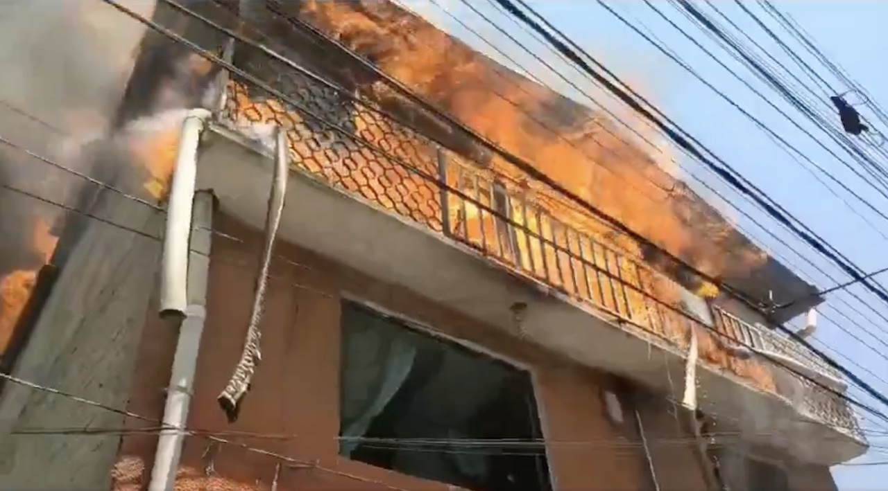 Incendio en Naucalpan hoy: llamas consumen casa habitación en San Antonio Zomeyucan