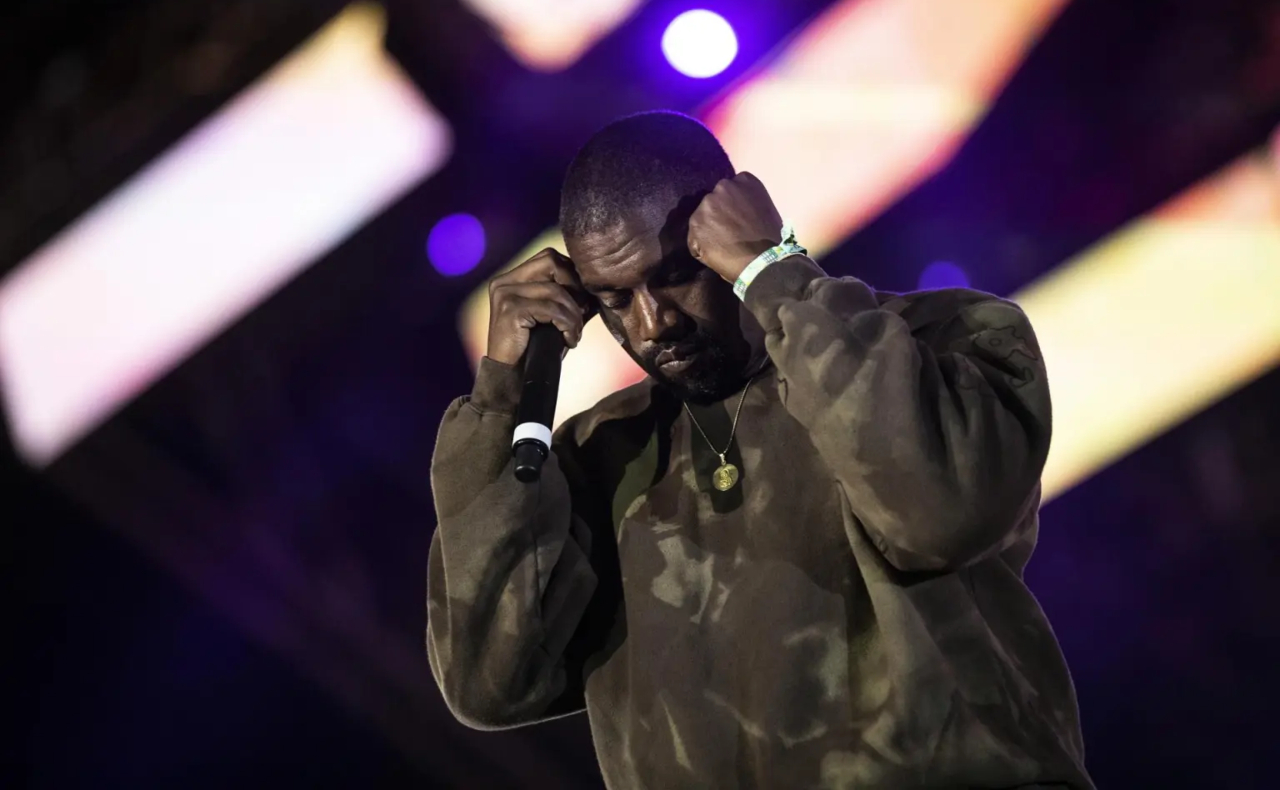 Exempleado de Kanye West lo demanda por posible acoso y racismo