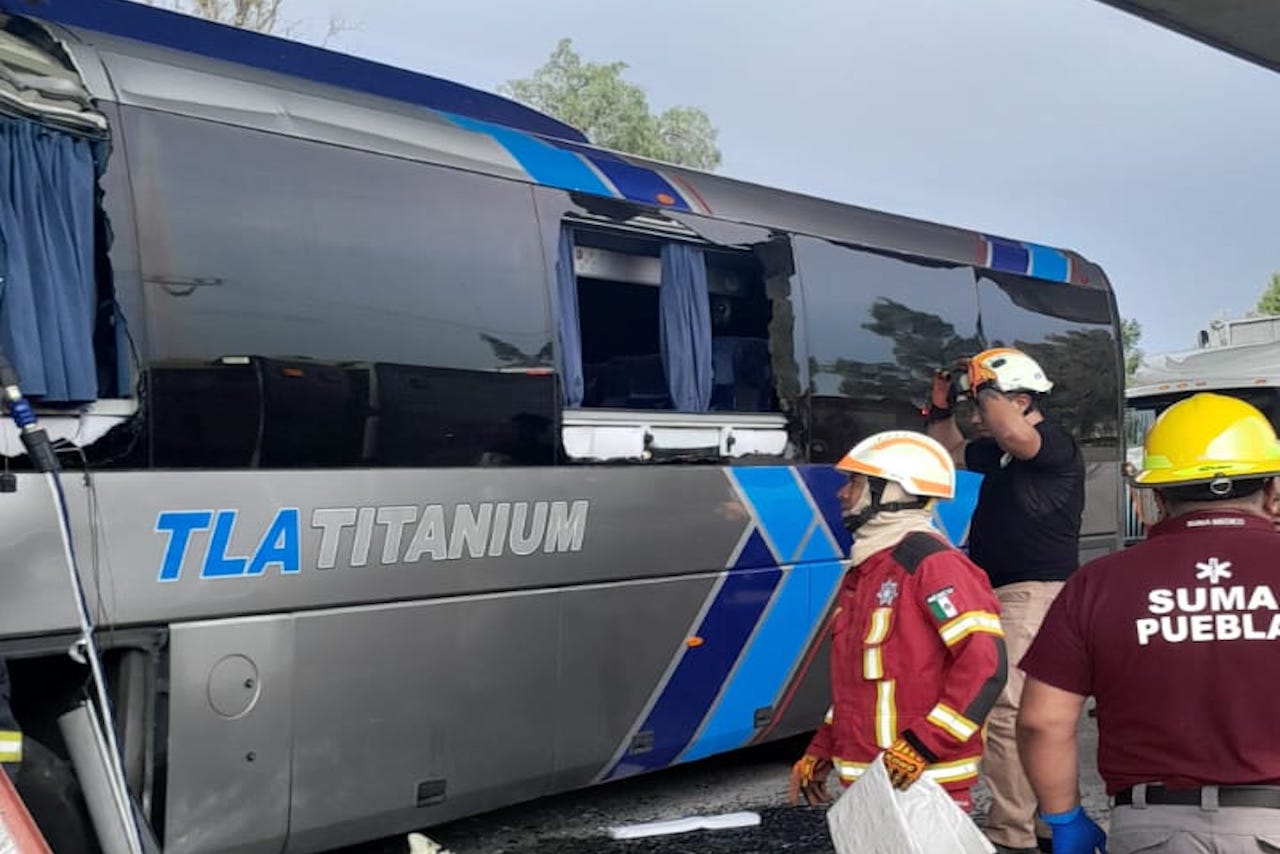 Accidente en la México-Puebla: autobús se estrella en el puente La María