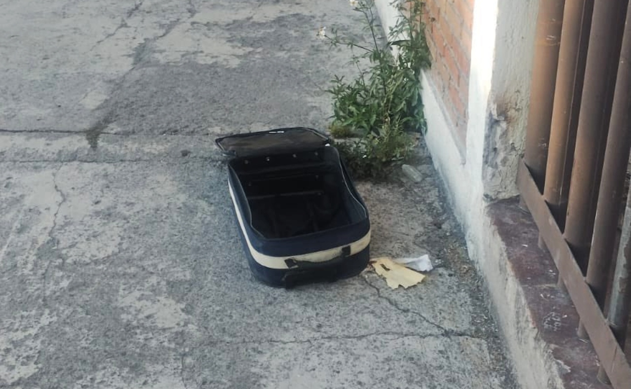 Hallan con vida a niño de 2 años al interior de una maleta en calles de Puebla