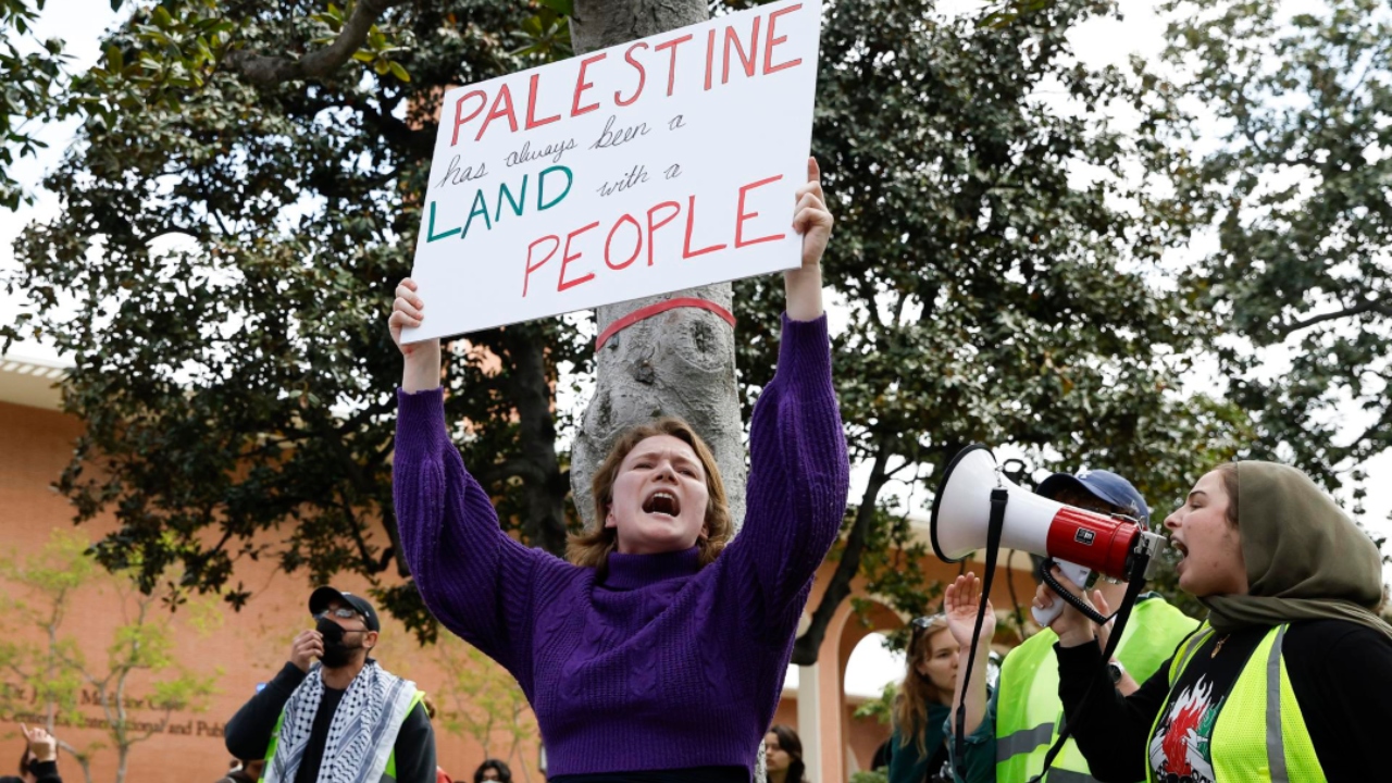 Detienen a estudiantes que protestaban en Texas y California contra la guerra en Palestina
