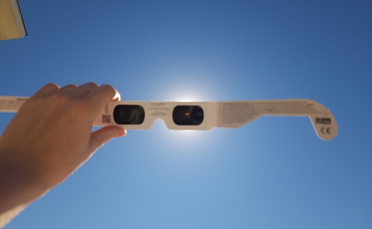 Recomendaciones para ver de forma segura el eclipse total de sol del próximo 8 de abril