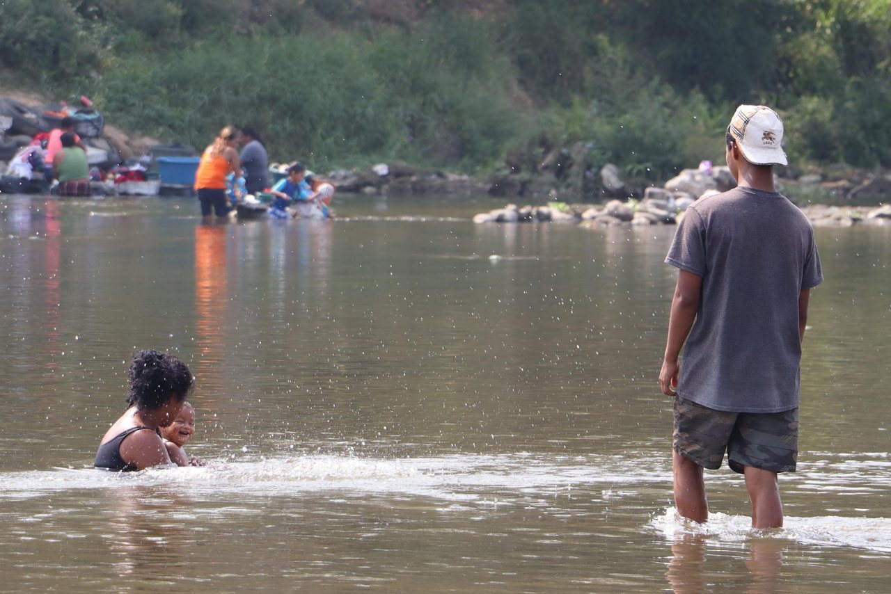 Migrantes aprovechan sequía del río Suchiate para cruzar a México