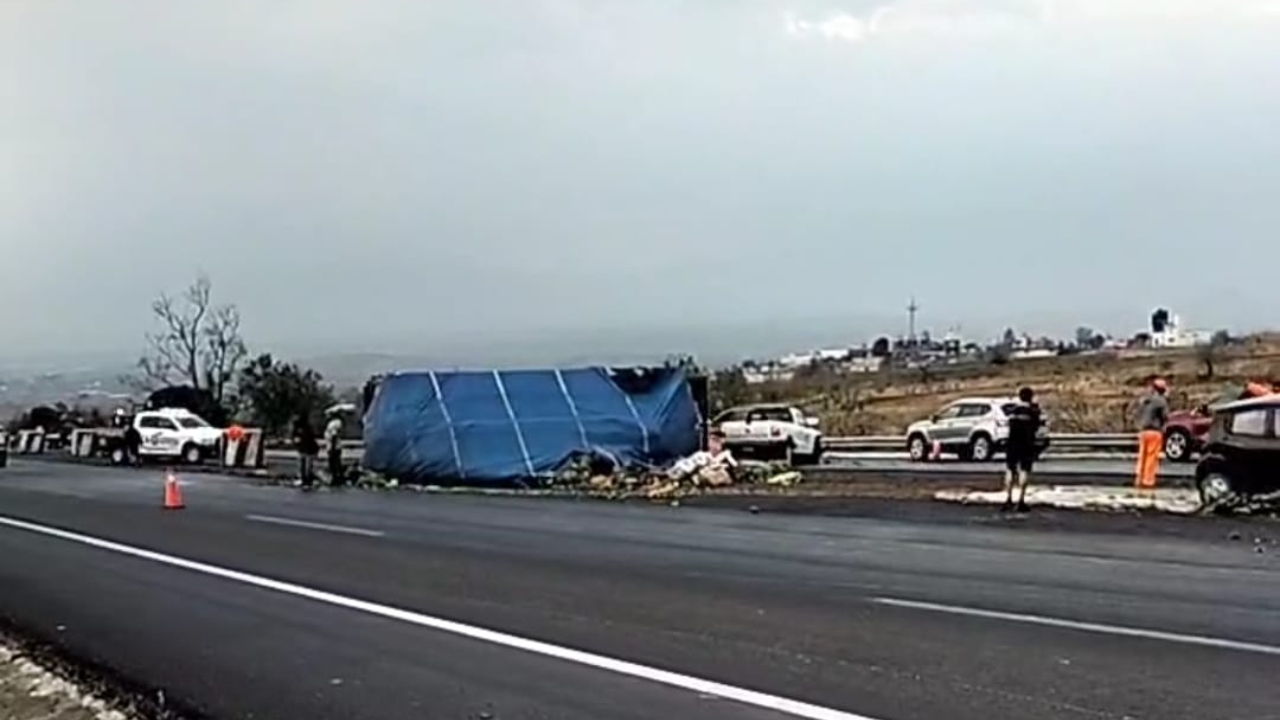 Carambola y volcadura generan tráfico en la autopista Atlixco-Puebla