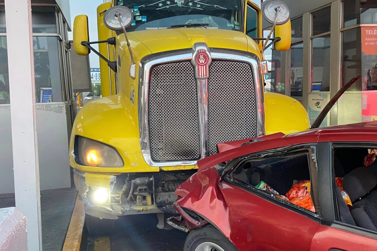 Accidente Circuito Exterior Mexiquense: tráiler choca con auto en caseta Las Américas, Ecatepec