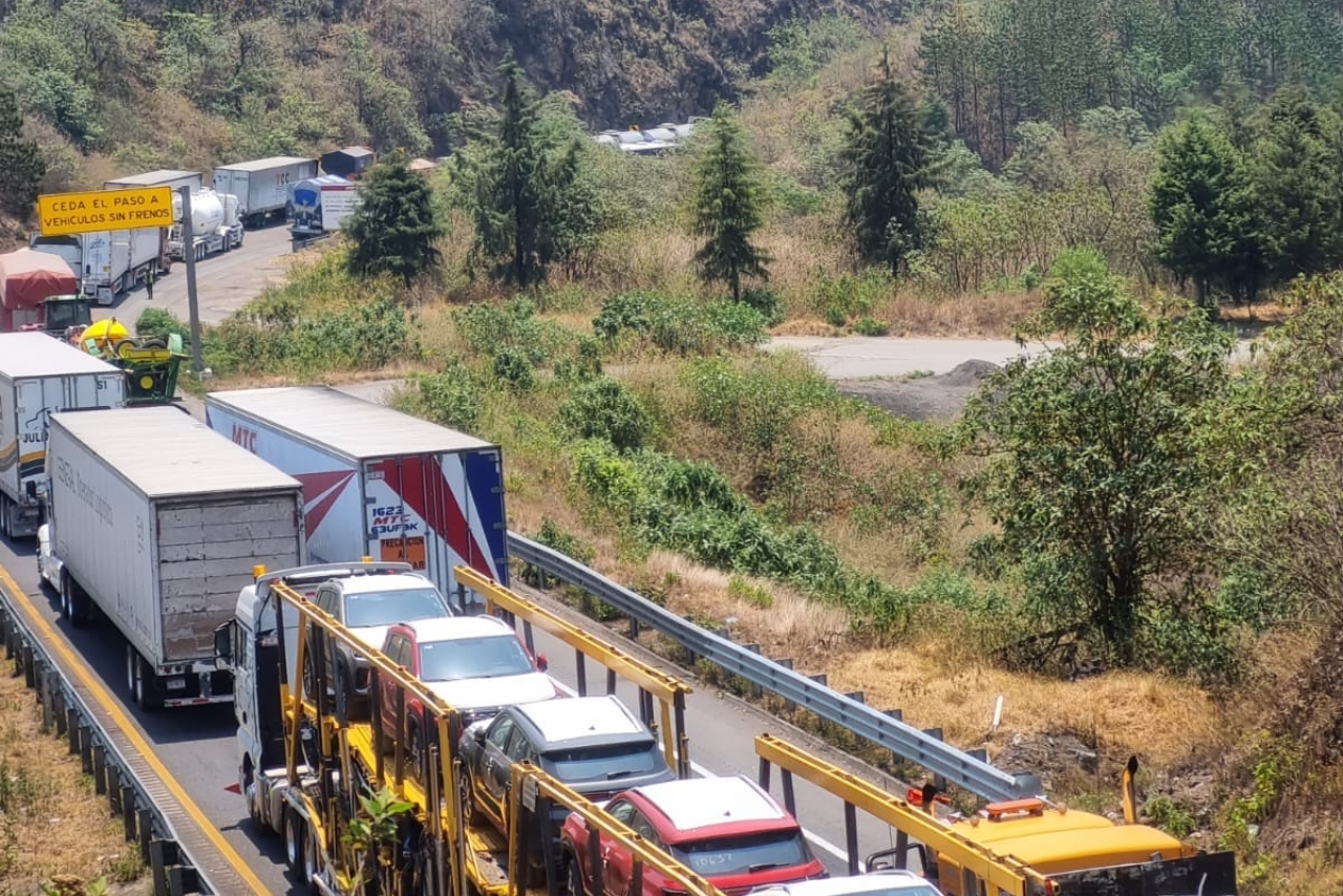 Accidente Cumbres de Maltrata: camión se sale del camino en autopista Acatzingo-Cd. Mendoza