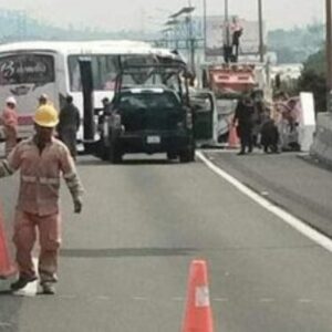 Accidente México-Pachuca: camión de pasajeros choca contra una grúa