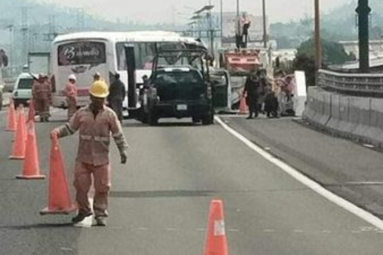 Camión de pasajeros choca en la México-Pachuca, reportan un muerto